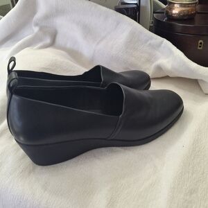 AEROSOLES Women's Black Slip-On Wedge Loafers